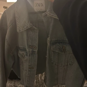 Jeansjacka  - Säljer en jeansjacka från zara då den ej säljs längre och den kommer ej till någon användning