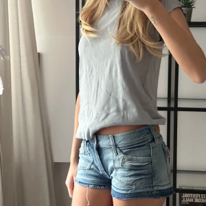 Shorts  - Fina jeans shorts,lågmidjade. söt om du vill klä ut dig till cowboy eller nått nu på halloween 🎃 