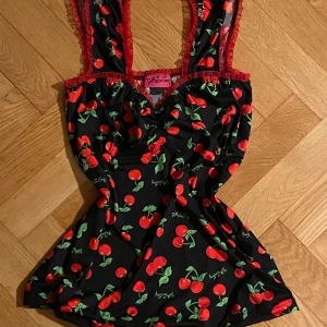 Jättesnygg topp 😻 - Supersnygg topp från demiloon, köpt second hand men aldrig använd av mig då färgen inte klär mig, inga defekter! 