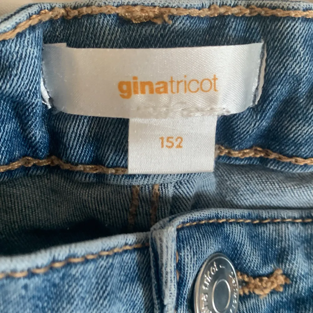 Säljer ett par gina jeans i bra skick. Säljer då jag inte använder längre. Storlek 152.. Jeans & Byxor.