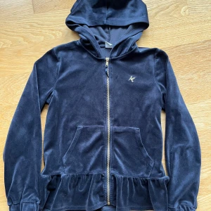 Blå zip-up hoodie - Väl använd men i bra skick. Väldigt mysig.