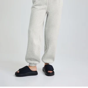 Mjukisbyxor  - Hej, säljer dessa tre mjukis byxor i grå, svart och vit från bikbok. Köp alla tre för hundra eller ett par för 50. Skriv för fler bilder eller frågor💗