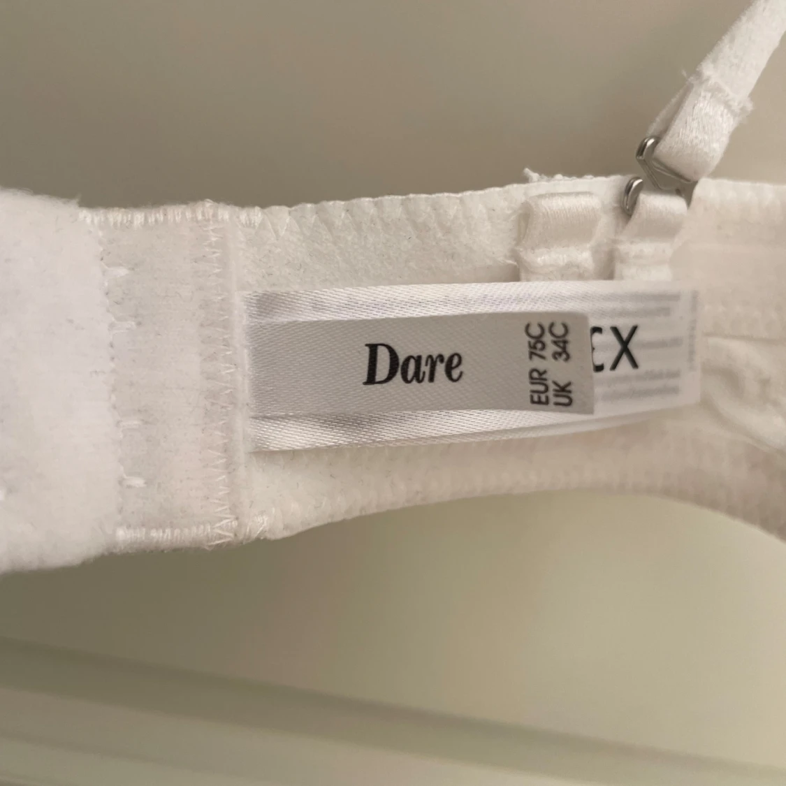 Vit spets-bh, axelbandslös  - 91