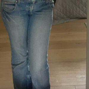 Ljusblåa lågmidjade jeans - Säljer dessa lågmidjade ljusblåa jeans, är 158 och passar perfekt i längden, står inget märke eller storlek i jeansen men skulle säga att de passar en som har s/27/36 i jeans