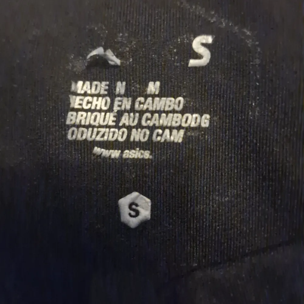 Säljer ett par svarta träningsbyxor från Asics i storlek S. De är perfekta för träning med sin bekväma passform och elastiska midja med snörning. Byxorna har en stilren design med diskreta loggor och reflekterande detaljer för extra synlighet.. Farkut & Housut.