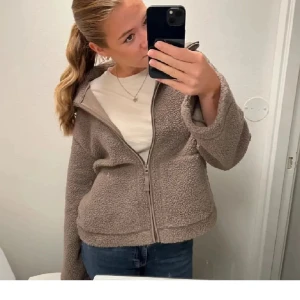 H&M Teddy jacka  - Snygg Teddy jacka med prislapp kvar! Slutsåld!