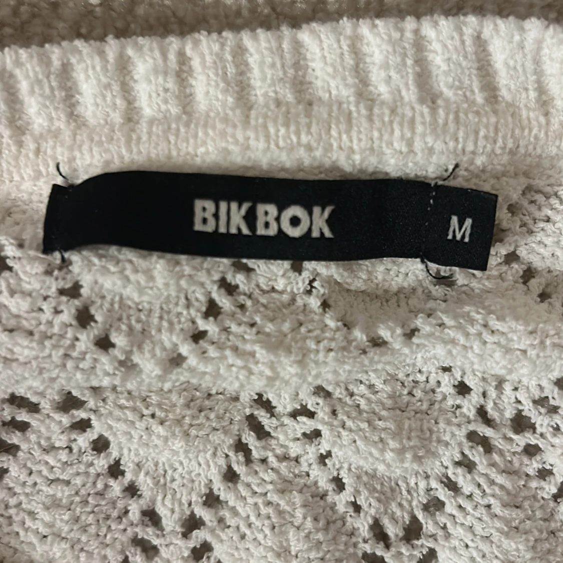 Vit stickad tröja från Bik Bok - 90