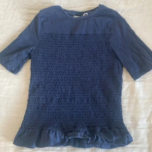 Slutsåld topp  - Bara anvönt en gång. Jätte fin topp från gina!