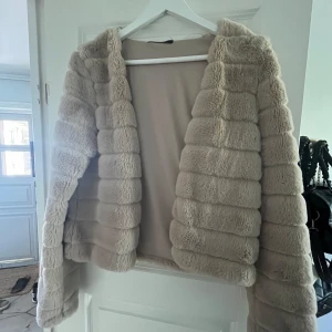 Kofta - Snygg kofta från Gina Tricot nyskick