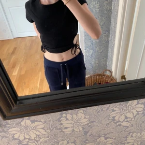 Svart topp ifrån H&M  - Jättefin Crop Top ifrån H&M. Mycket bra skick. Jättefin, svart, storlek XXS💕