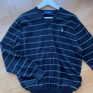 Ralph Lauren Polo Golf tröja  - Svart/vit randig v-ringad herrtröja stl L. Fint skick! Polo Golf men kan även användas till vardags. 100% bomull. 