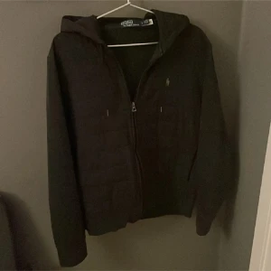  Svart Ralph Lauren Cardigan  - En svart Ralph lauren cardigan i strlk L men är som M. Väldigt bra skick och bra inför hösten. Skriv vid intresse!
