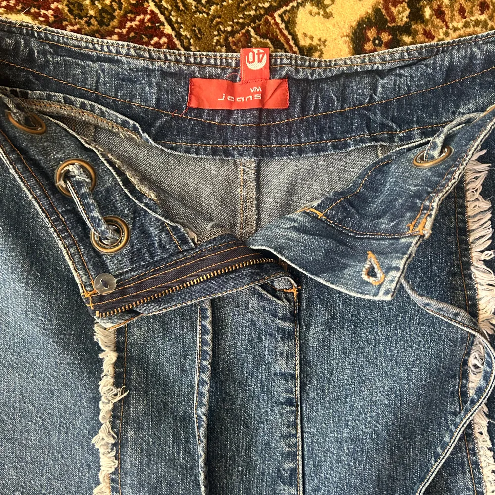 Lång jeanskjol med fina detaljer. Snyggt att ha över ett par jeans. . Kjolar.