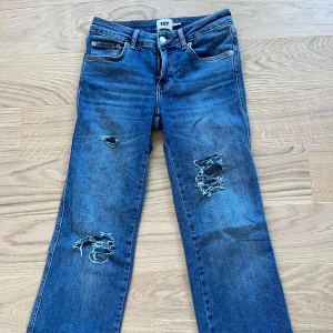 Blå jeans med slitningar från 157 - Säljer ett par blå jeans från 157 i modellen '90s Boot'.💘 Jeansen har jag därmed gjort slitningar i. Jeansen är mycket bekväma och är i storlek XS💘