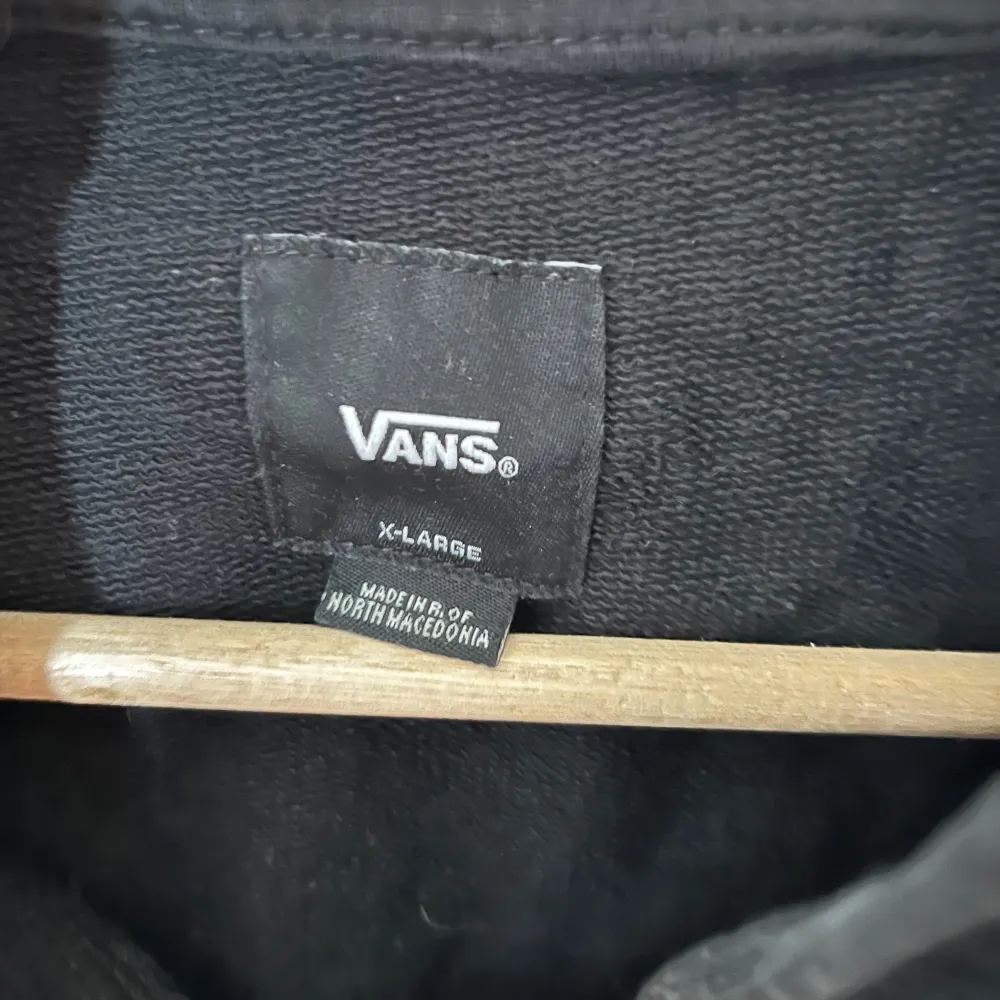 Säljer en svart hoodie från Vans i storlek XL (children). Sitter som en xs unisex/ s kvinna. Den är i ok skick och har den klassiska Vans-loggan i vitt på framsidan. Trycket har spruckit lite ( se bild) Perfekt för höst och vinter, och den är superbekväm att ha på sig. Passar även som julklapp/present 💝 Varan finns i Enköping och jag har möjlighet att mötas upp alternativt posta emot frakt!💞 Vid intresse kan flera detaljerade bilder skickas/ bilder med tröjan på!. Hupparit & Collegepaidat.
