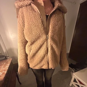 Beige teddyjacka med dragkedja - Så fin teddyjacka i bra skick❤️❤️