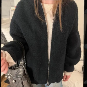 Bomberjacka ull Zara - INTRESSEKOLL på min slutsålda bomberjacka i ull från Zara! Jackan är fodrad och i Ull och har därför använts som både Vinter och höstjacka. Den är i toppenskick! Oversized fit men som en S/M.