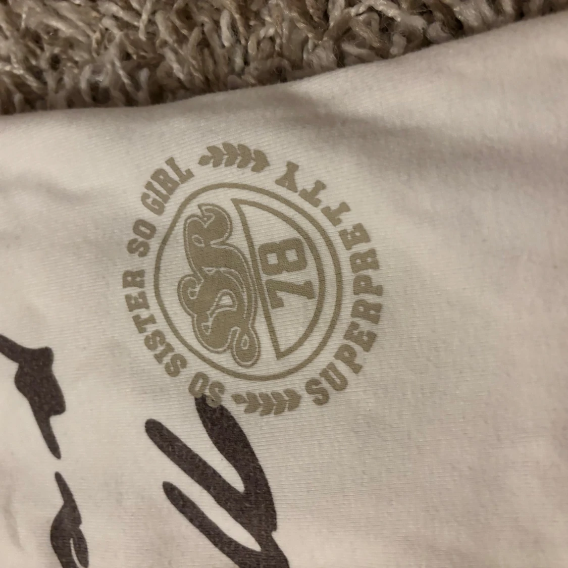 Vit ärmlös topp med text och nitar - 91