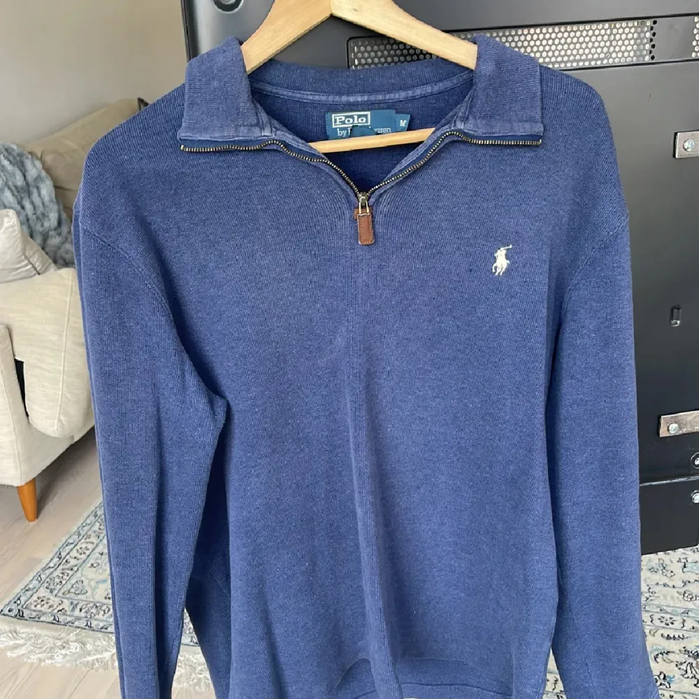 Säljer en snygg blå tröja från Polo Ralph Lauren. Det är en half sip vilket betyder dragkedjan kan bara dras ner till bröst korgen där även de  klassiska broderade Ralph lauren loggan sitter. Perfekt för både höst och vår. Tröjan är i mycket bra skick och passar till både vardag och lite finare tillfällen. jag säljer tröjan för den har blivit för liten för mig. Original kostar där vi 1000kr  o eftersom jag har andvänt den så tycker jag 500 är rättvist för köparen.. Tröjor & Koftor.