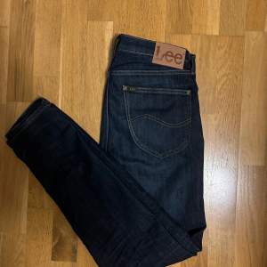 Mörkblåa jeans från Lee i storlek 29/32 bra skick 