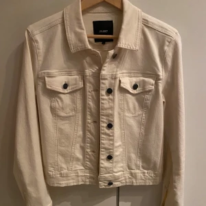 Beige jeansjacka - Säljer denna fina jeansjacka från Object då den är lite liten för mig! Skönt stretchigt jeansmaterial. Skicket är som ny, endast använd några få gånger.   Jag brukar ha S/M i toppar