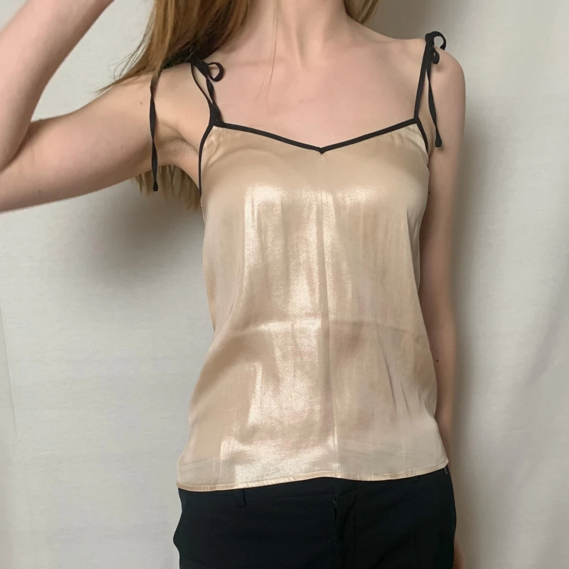 Glansigt  linne med svarta band - 90