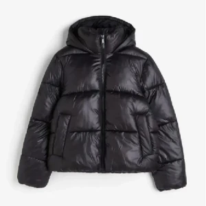 Svart pufferjacka från H&M - Säljer en svart pufferjacka från H&M i  mycket bra skick då jag köpte den förra vintern. Har en annan i storlek S nu så tänlte därför sälja! Den har en normal passform och supermysig och varm!