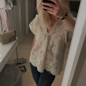 Neo noir blus - Jätte Cute kräm vit blus från neo noir!!! 😍😍🤗Köpte den för ett tag sen men har aldrig kommit till användning😭😭alltså helt ny. Kontakta för frågor osv💓💓😋