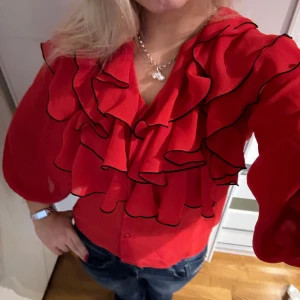 Röd blus - Röd volangblus men armågslånga, puffiga ärmar. Perfekt för middagar och när man vill känna sig lite extra färgstark!🌶️