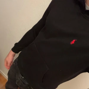 Ralph Lauren svart hoodie - 9/10 Skick | Enda problemet är att snörena är borta vilket inte är ett stort problem✌️| (Äkta såklart) Passformen är M men passar runt S / Xs då jag är 178/ M och den är ganska liten på mig. Chill colorway👍 Kom med frågor! 