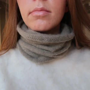 Buff 100% kashmir - Beige/grön buff i 100% återvunnen kashmir🩷