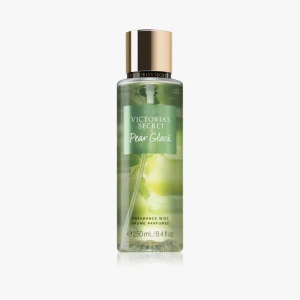 Victoria's Secret Pear Glacé Fragrance Mist - Säljer denna näst intill oanvända body mist från Victoria Secret!💋luktar sött och fräscht men får ingen användning av den! Svår att få tag i, köpt för 350 ish. Kom priv vid frågor elr bilder. 