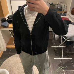 Svart zip hoodie från Weekday - Säljer en svart hoodie från Weekday i storlek S. Den har en dragkedja framtill och är perfekt för både höst och vår. Hoodien är i bra skick och passar till alla tillfällen. Skön och stilren design som funkar till det mesta. 🖤