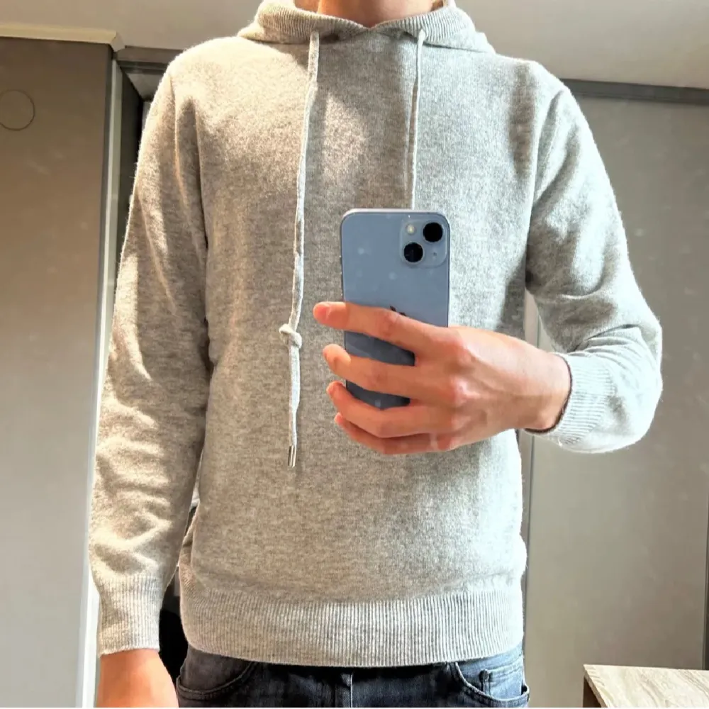 En fet och väldigt populär grå merinoull hoodie. Storlek M, han på bild är 184,70kg. Inget märke på tröjan. Priset kan diskuteras vid snabb affär.. Hoodies.