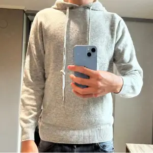 En fet och väldigt populär grå merinoull hoodie. Storlek M, han på bild är 184,70kg. Inget märke på tröjan. Priset kan diskuteras vid snabb affär.