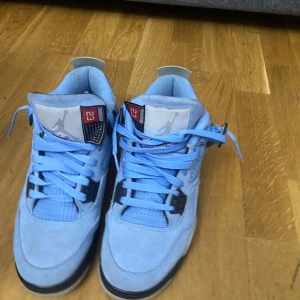 Blå Nike Air Jordans i mocka - Säljer ett par snygga blå Nike Air Jordans i mocka. Pris kan diskuteras. Skorna har en cool design med svarta och grå detaljer samt snörning. Perfekta för både vardag och fest! De är i mycket bra skick och redo för nya äventyr. 