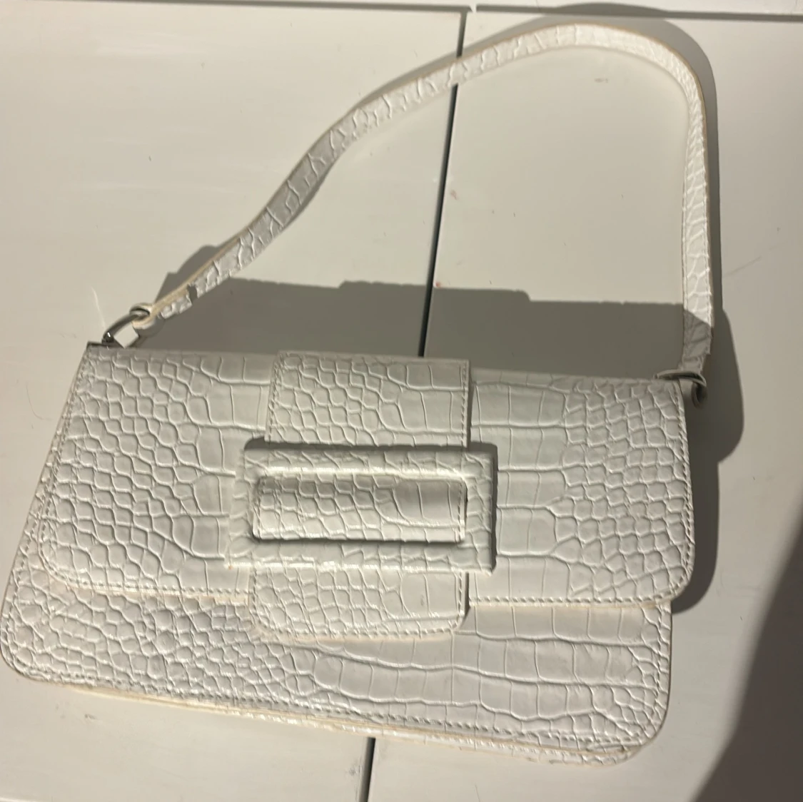 Vit axelväska i krokodilmönster