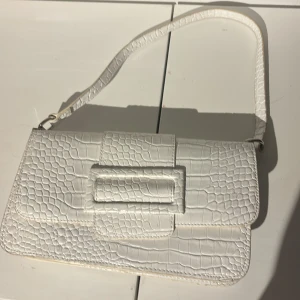 Vit axelväska i krokodilmönster - Enkel väska. 30 mc bred och 17 cm djup