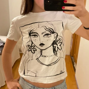 T-shirt med tryck - Cool t-shirt med svart tryck