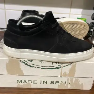 Tja säljer dessa Axel arigato skor modell platform sneaker/ Mocha, Jätte finna och passar till alla outfits, storleken är 44 men kan också passa 43, box och sko papper kommer med, skick är 8,5 tveka inte att skriva ✍️ jag besvara allt mvh SG, marketer