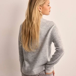 Grå tröja från Vero Moda - Mysig grå tröja från Vero Moda i storlek M. Perfekt för kyliga dagar med sin mjuka och bekväma passform. Börjar bli nopprig. 