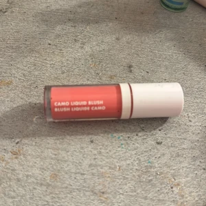 Camo Liquid Blush från e.l.f. - Säljer en superfin Camo Liquid Blush från e.l.f. i en härlig rosa nyans. Perfekt för att ge kinderna en naturlig och fräsch look. Kommer i en smidig liten flaska med vit kork, lätt att ta med sig överallt. Perfekt för både vardag och fest! 💖