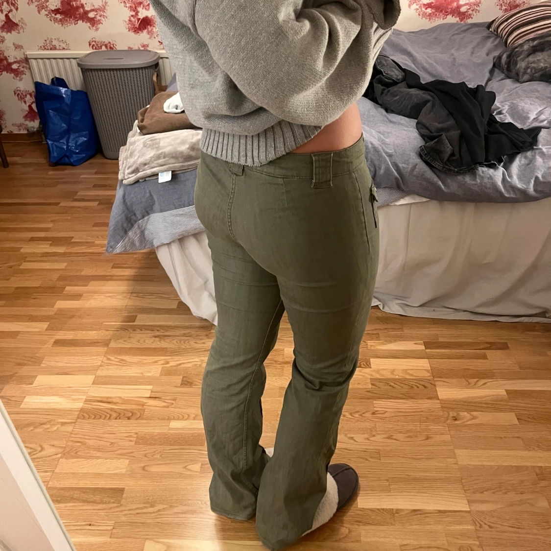 Lågmidjade utsvängda byxor  - 91