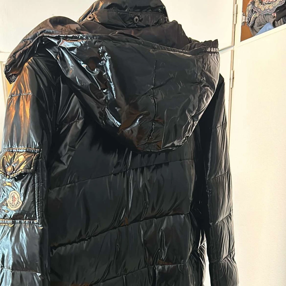 Svart glansig dunjacka från Moncler - 92