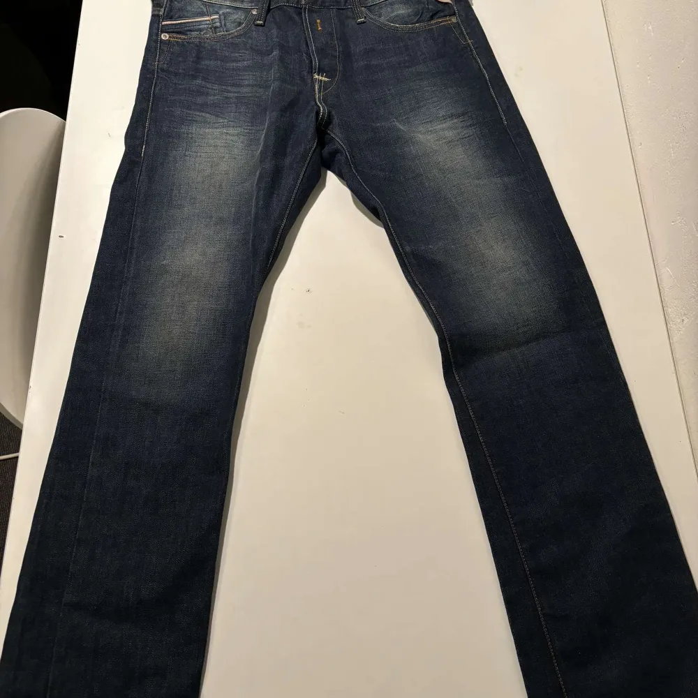 Säljer ett par snygga mörkblåa jeans från Replay i storlek 31 W / 32L som är i ett mycket bra skick. De har en klassisk femficksdesign med knapp och dragkedja. Dessa byxor är väldigt efterfrågade och säljer dom för endast 499kr. Aldrig använda dessutom!. Jeans & Byxor.