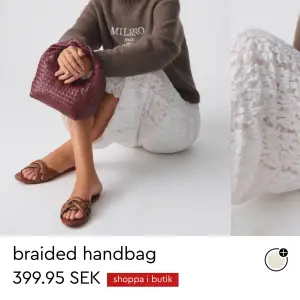 Snygg flätad handväska i en vinröd färg. Perfekt för att ge din outfit en trendig touch. Väskan är kompakt men rymlig nog för dina nödvändigheter. Passar både till vardags och festliga tillfällen. Passar perfekt nu till hösten. Slutsåld på hemsidan så säljer för samma pris. Bara använd 1 gång