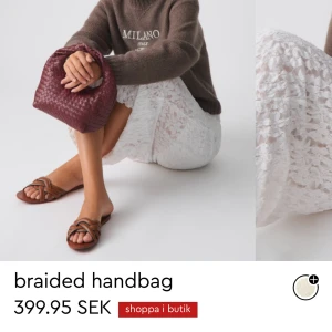 Flätad vinröd handväska - Snygg flätad handväska i en vinröd färg. Perfekt för att ge din outfit en trendig touch. Väskan är kompakt men rymlig nog för dina nödvändigheter. Passar både till vardags och festliga tillfällen. Passar perfekt nu till hösten. Slutsåld på hemsidan så säljer för samma pris. Bara använd 1 gång