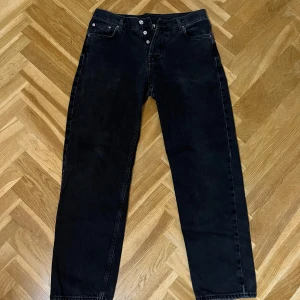 Svarta jeans från Sweet Sktbs - Storlek 31 jeans i okej skick. Använder ej längre pga att jag vuxit ur den.