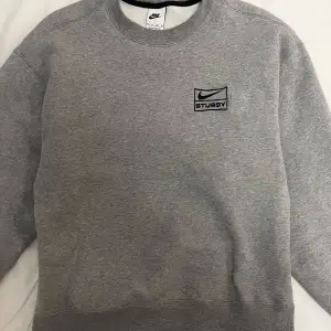 Hej! säljer min limiterade gråa Nike x Stüssy tröja. Tröjan är stl XS men är väldigt overzised och passar mig (cirka 173)  bra. Tröjan är i väldigt bra skick och märks inte att någon har använt den. Nypris är cirka 2000-2500kr i XS, beroende på vart du köper den. Ganska säker på att jag har kvar kvittot men måste leta fram det. Men skriv ifall du vill ha det så fixar jag! 