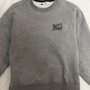 Limiterad Nike x Stussy grå swearshirt  - Hej! säljer min limiterade gråa Nike x Stüssy tröja. Tröjan är stl XS men är väldigt overzised och passar mig (cirka 173)  bra. Tröjan är i väldigt bra skick och märks inte att någon har använt den. Nypris är cirka 2000-2500kr i XS, beroende på vart du köper den. Ganska säker på att jag har kvar kvittot men måste leta fram det. Men skriv ifall du vill ha det så fixar jag! 